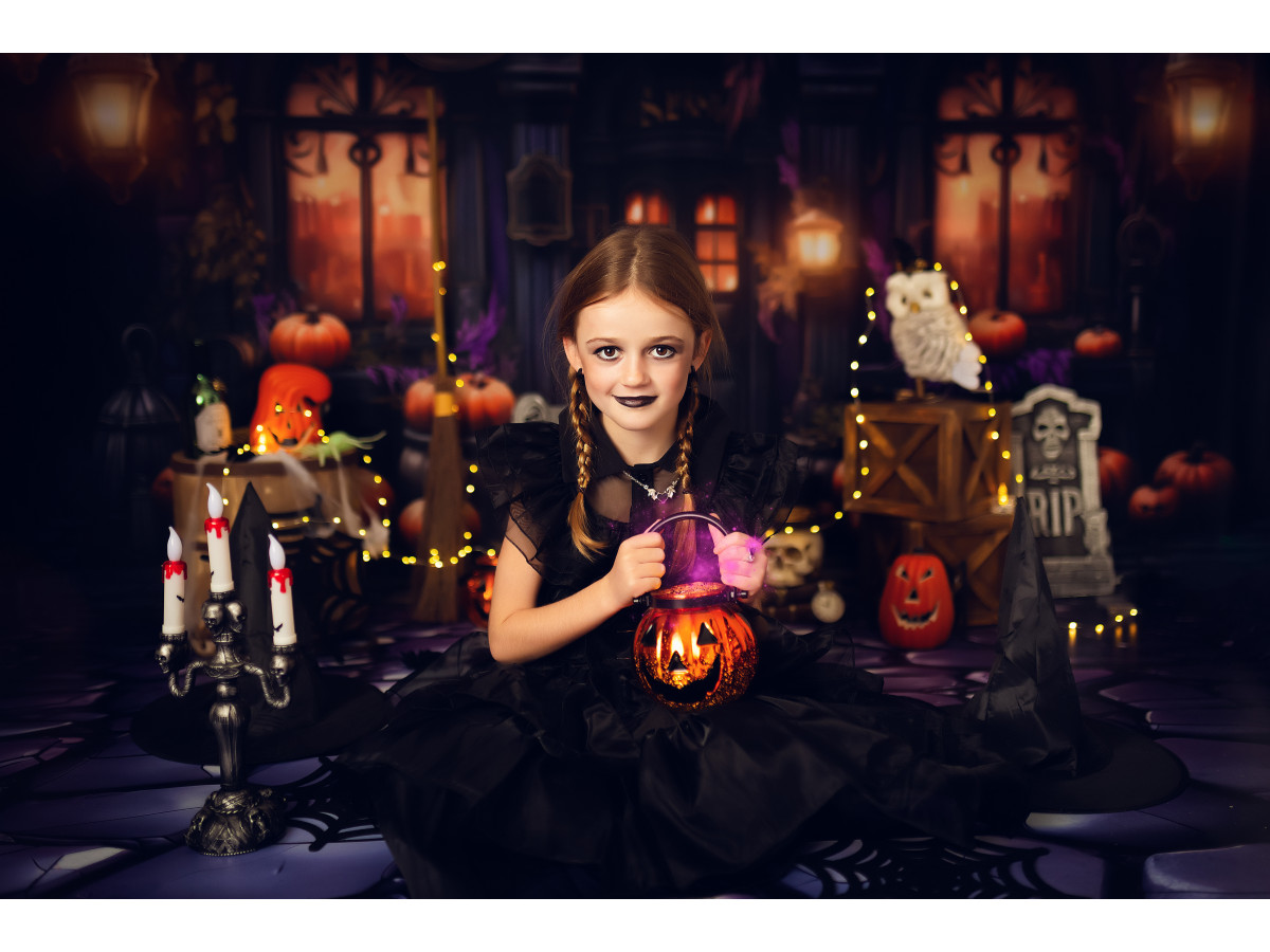 Fond photo d'Halloween Dooh – façade de boutique d'Halloween violette avec citrouilles | Colors&Drops