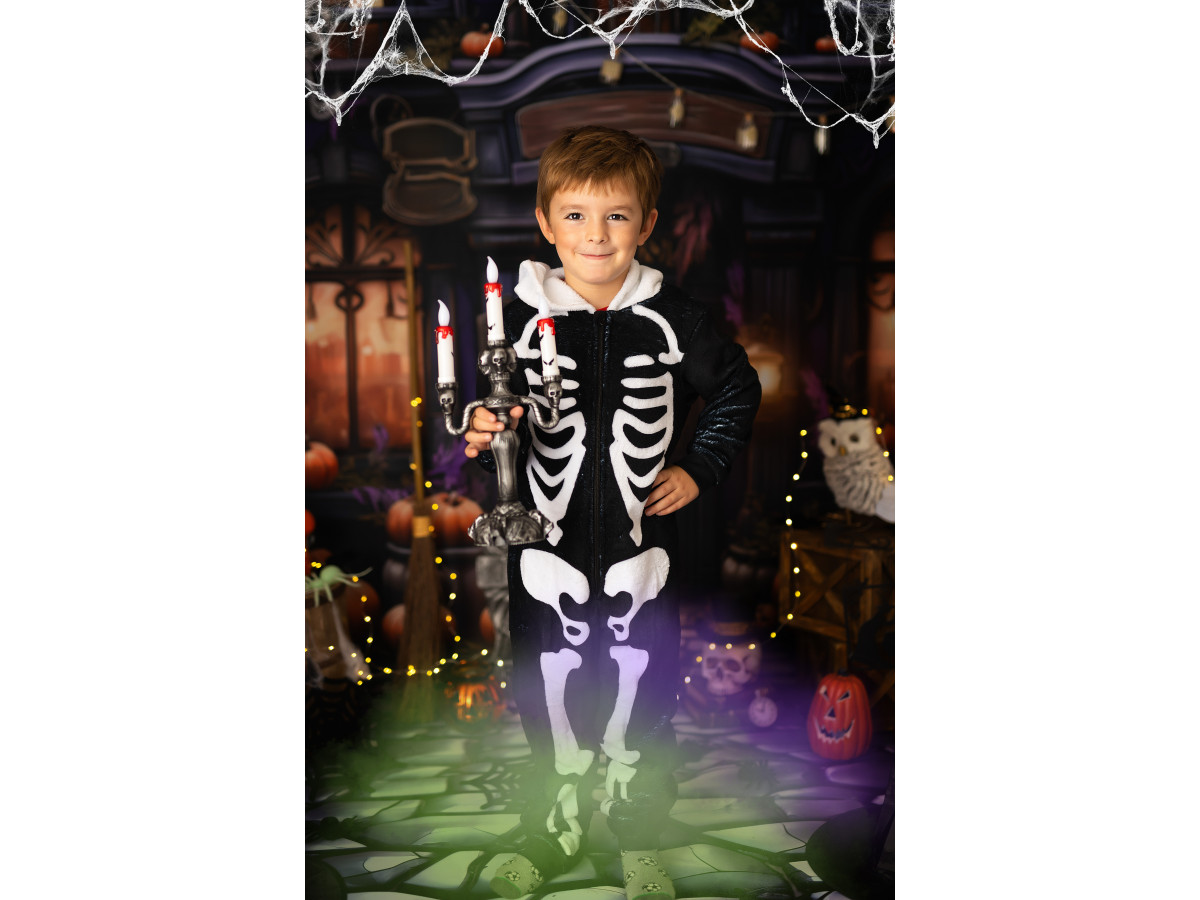 Fond photo d'Halloween Dooh – façade de boutique d'Halloween violette avec citrouilles | Colors&Drops