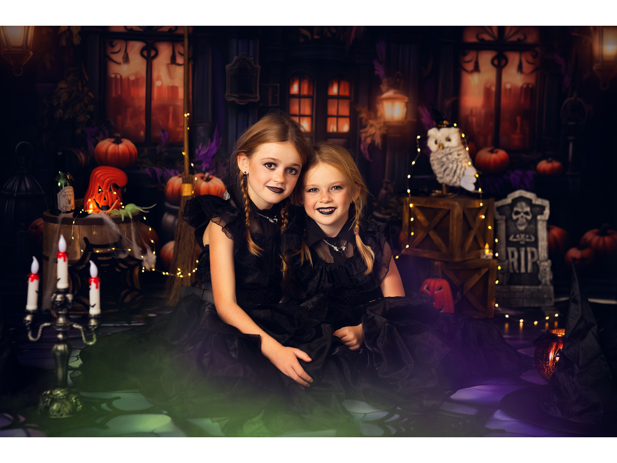 Fond photo d'Halloween Dooh – façade de boutique d'Halloween violette avec citrouilles | Colors&Drops