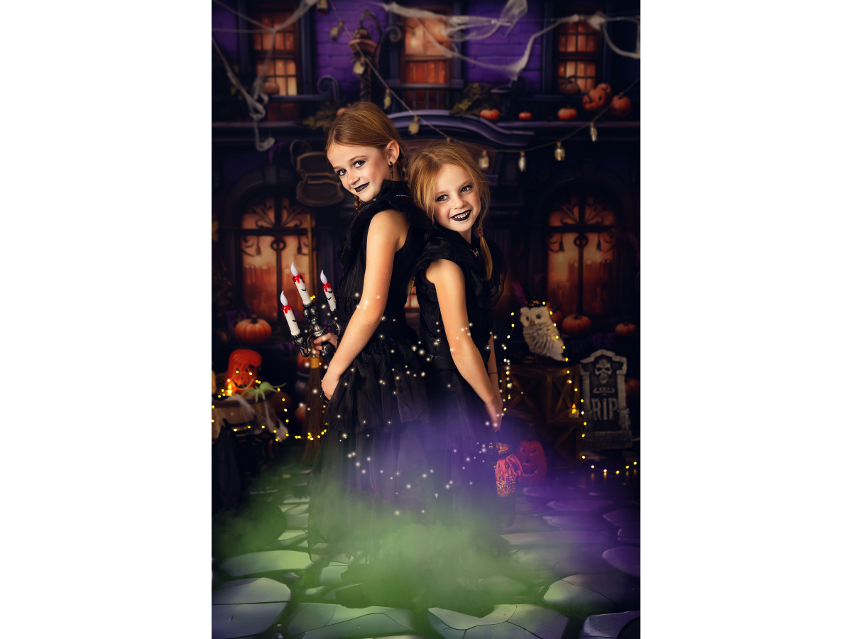 Fond photo d'Halloween Dooh – façade de boutique d'Halloween violette avec citrouilles | Colors&Drops