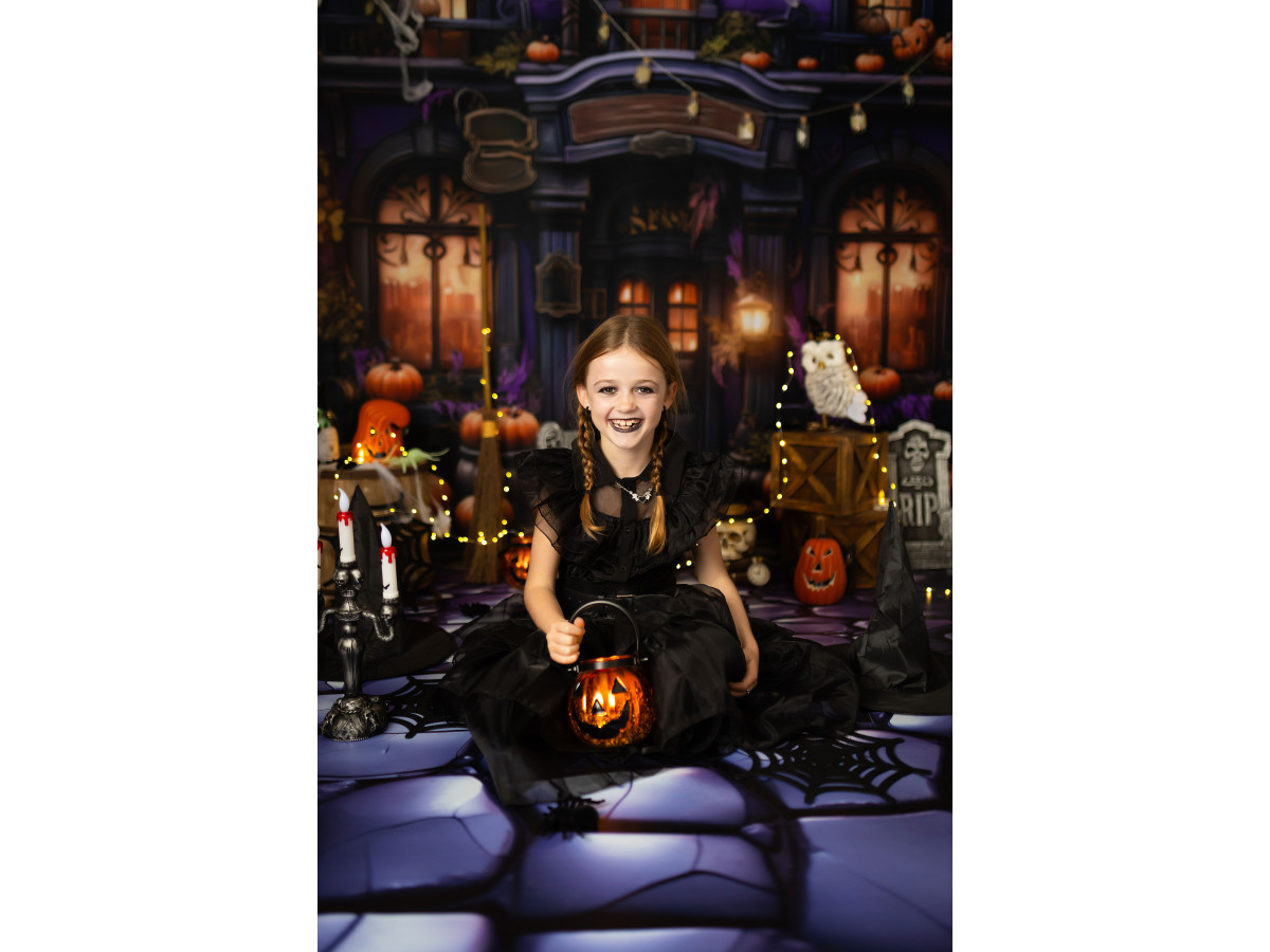 Fond photo d'Halloween Dooh – façade de boutique d'Halloween violette avec citrouilles | Colors&Drops