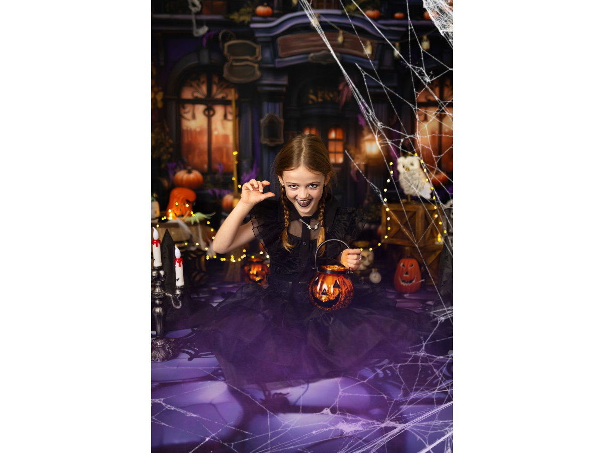 Fond photo d'Halloween Dooh – façade de boutique d'Halloween violette avec citrouilles | Colors&Drops