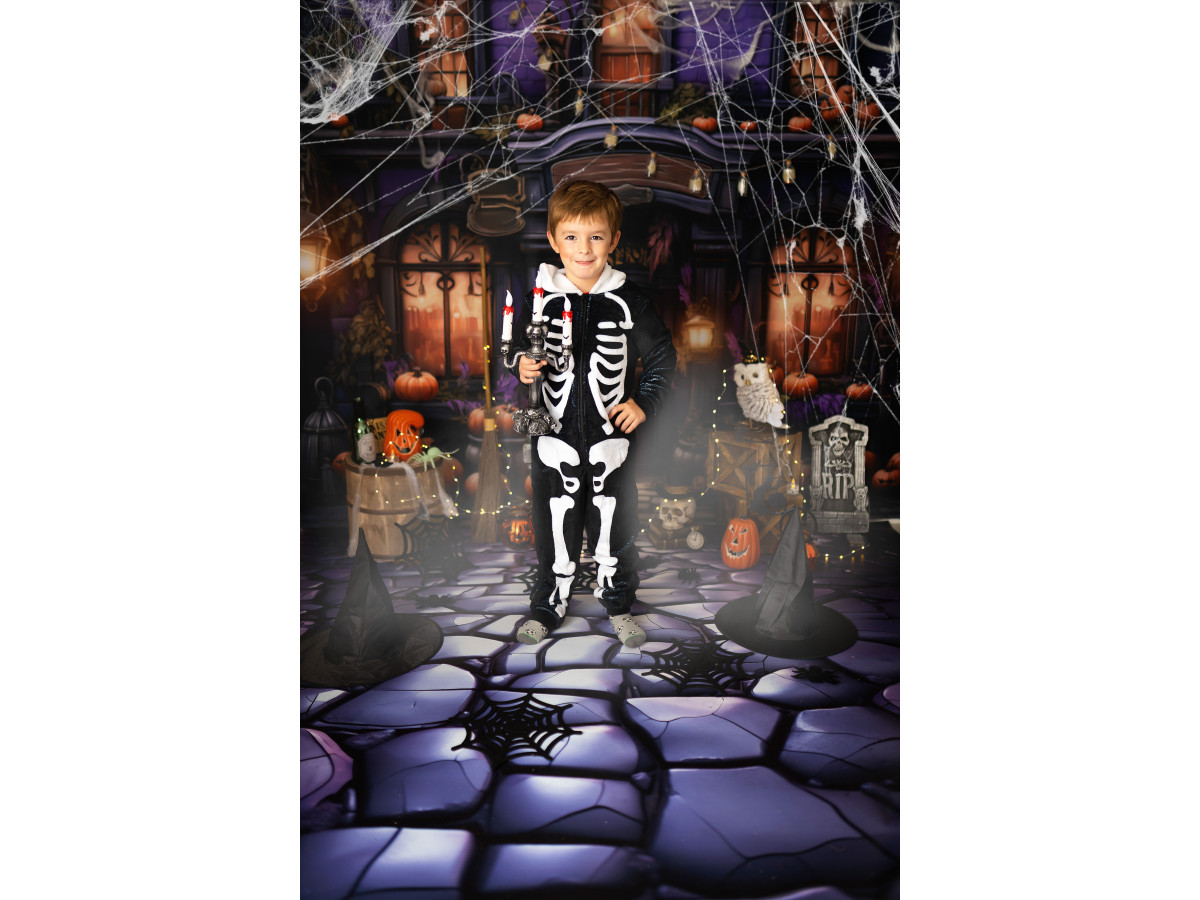 Fond photo d'Halloween Dooh – façade de boutique d'Halloween violette avec citrouilles | Colors&Drops