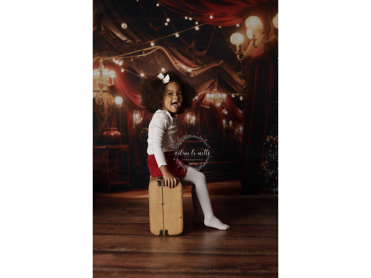 Fondo fotográfico lateral Christmas Circus Side – circo navideño con cortinas rojas y abeto iluminado | Colors&Drops