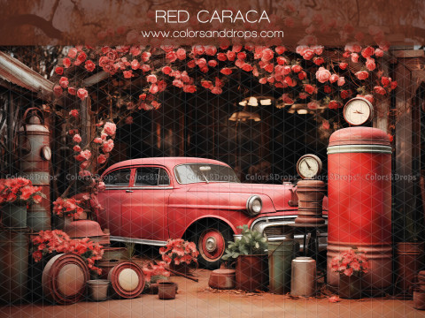 Fond photo Saint-Valentin Red Caraca – voiture rouge vintage sous voûte de roses avec pompe à essence | Colors&Drops