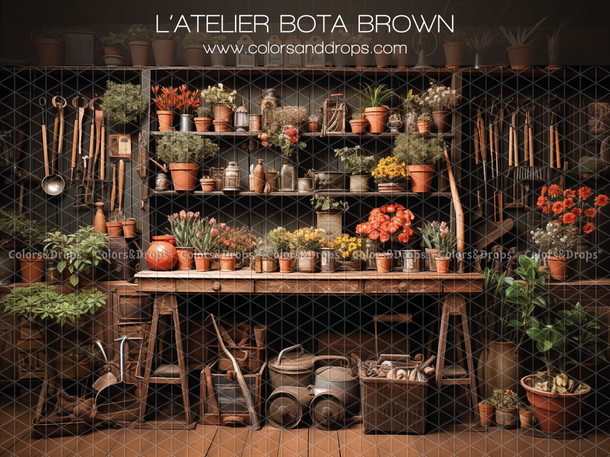 Fondo fotográfico de primavera L'Atelier Bota Brown – taller de jardinero con herramientas, macetas y flores | Colors&Drops