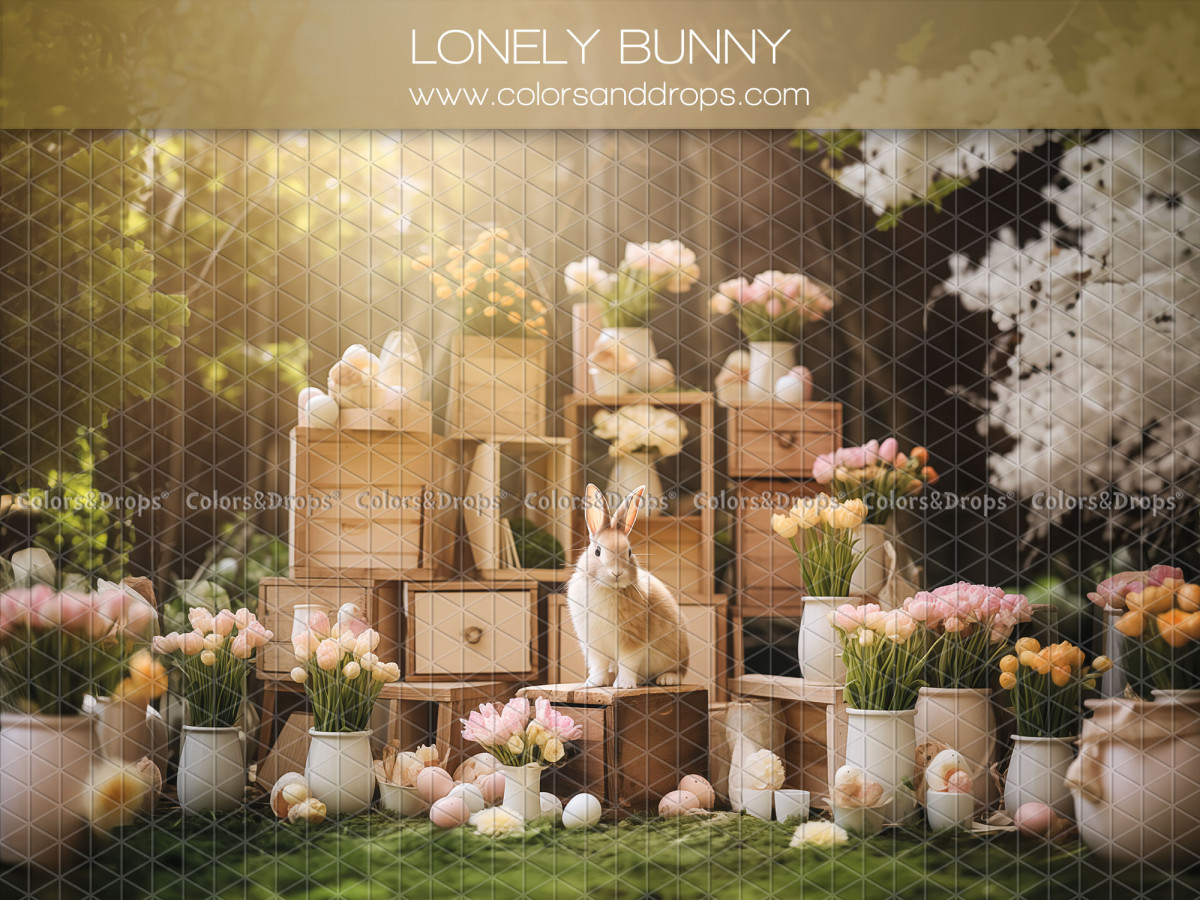 Fondo fotográfico de Pascua Lonely Bunny – conejo blanco entre cajas de madera y tulipanes | Colors&Drops