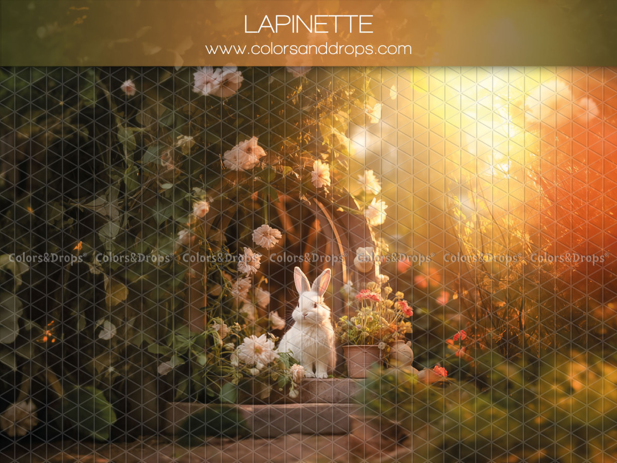 Fondo fotográfico de Pascua Lapinette – conejo blanco bajo un arco florido al sol | Colors&Drops