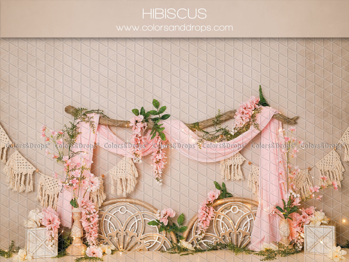 Fondo fotográfico de bebé y smash cake Hibiscus – drapeados rosas con hibiscos y banderines de macramé | Colors&Drops