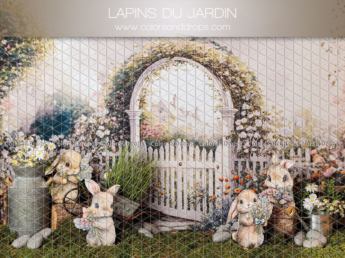 Fond photo de Pâques Lapins du Jardin – lapins en peluche devant arche fleurie et portillon blanc | Colors&Drops