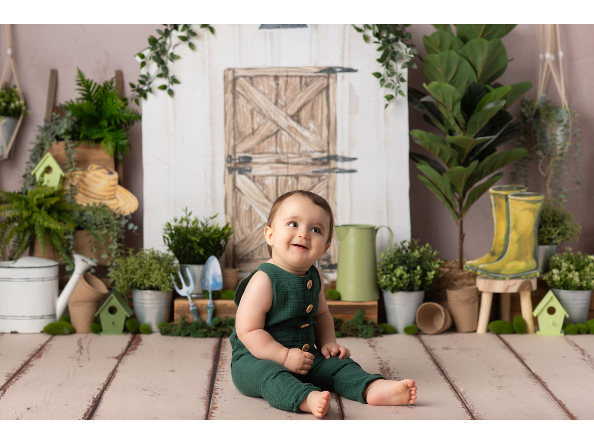 Fond photo bébé et smash cake Le Petit Jardinier – petit jardinier avec abri, plantes et bottes jaunes | Colors&Drops