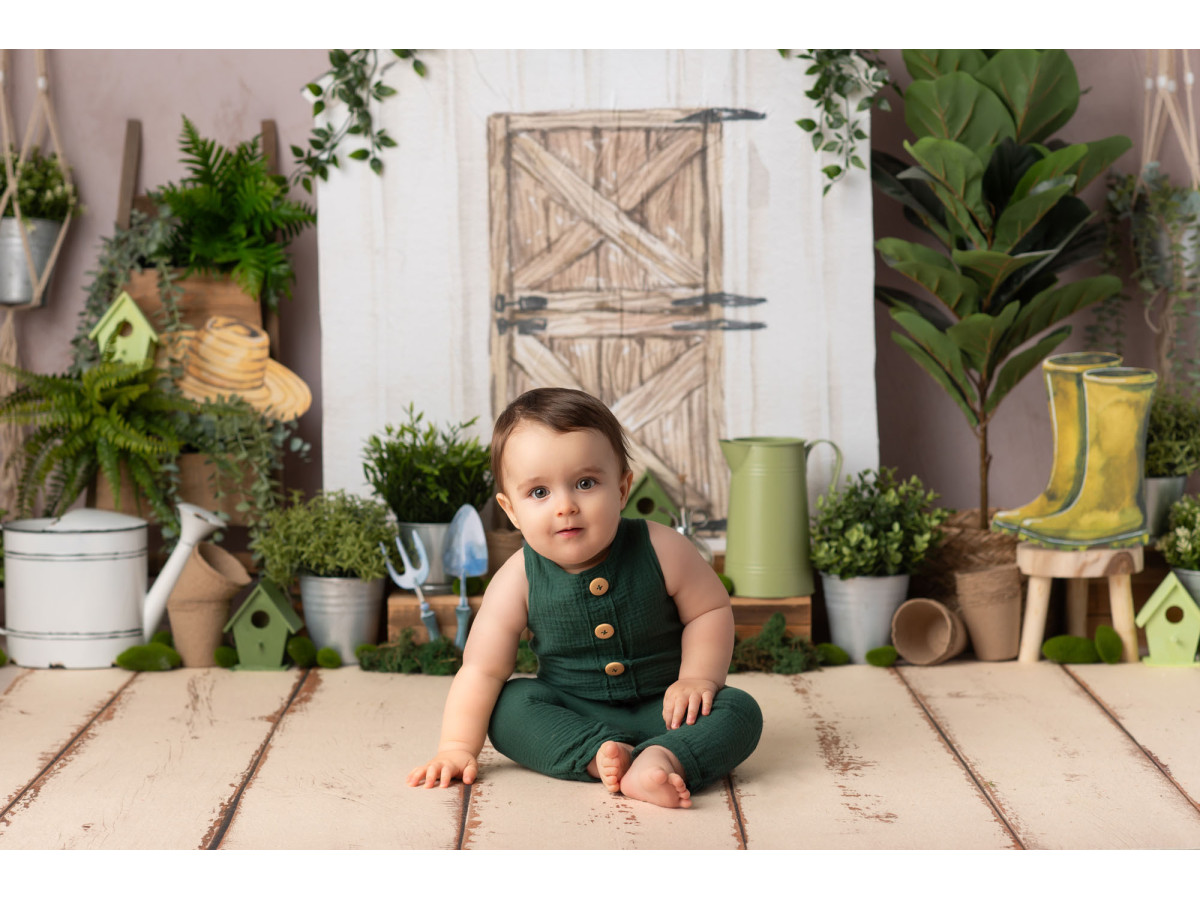 Baby & cake smash photo backdrop Le Petit Jardinier – little gardener set with shed, plants and yellow boots | Colors&Drops