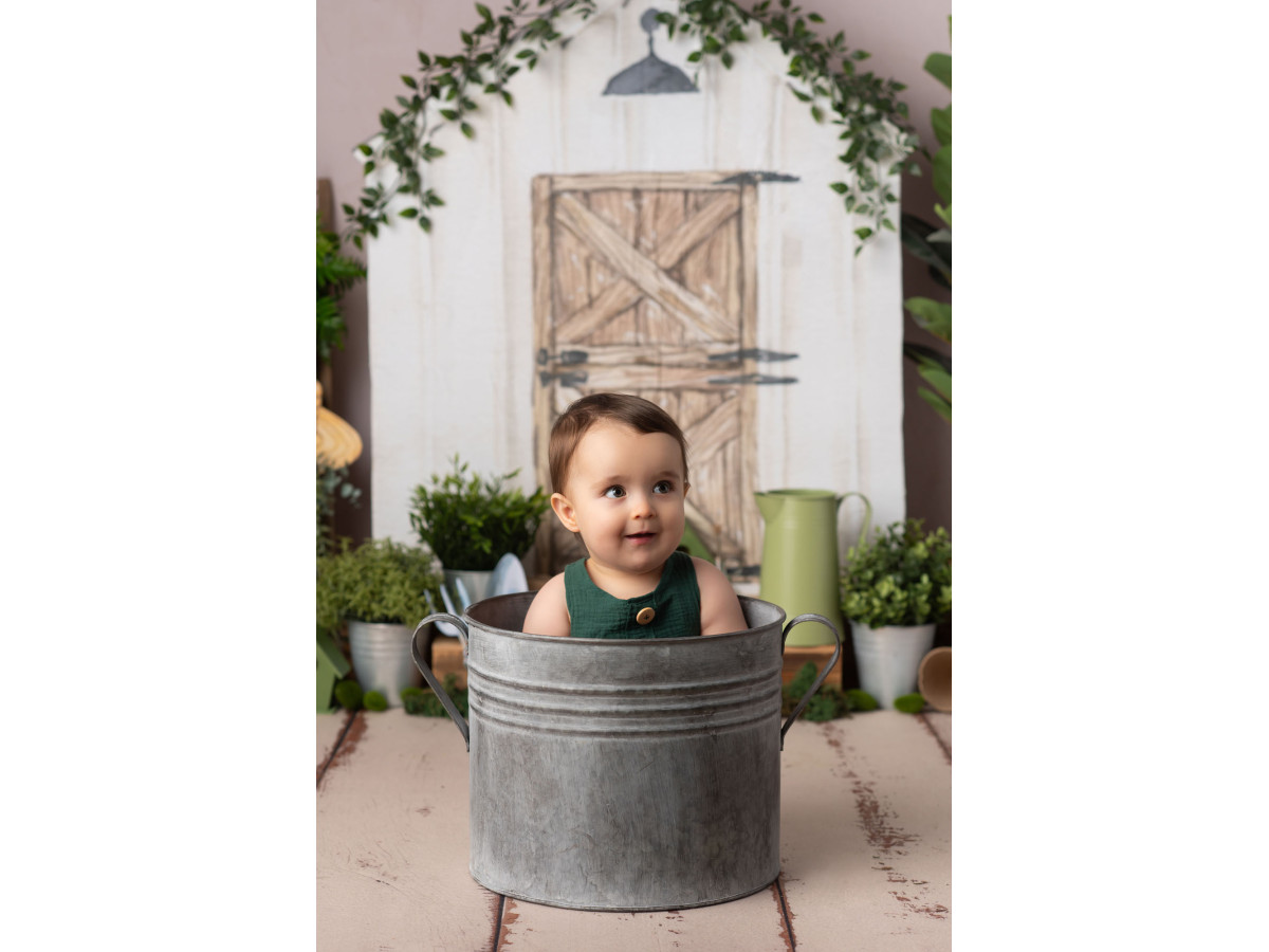 Fond photo bébé et smash cake Le Petit Jardinier – petit jardinier avec abri, plantes et bottes jaunes | Colors&Drops