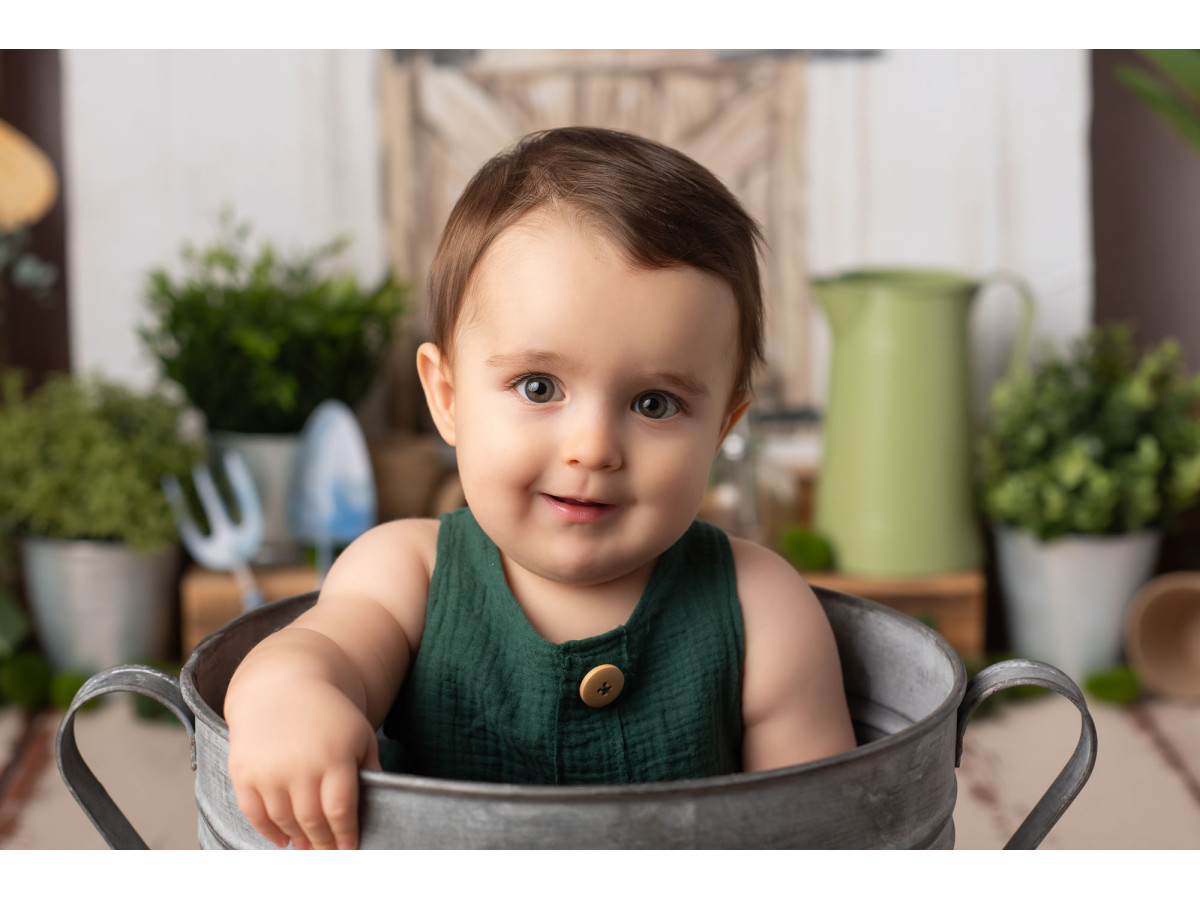 Fond photo bébé et smash cake Le Petit Jardinier – petit jardinier avec abri, plantes et bottes jaunes | Colors&Drops