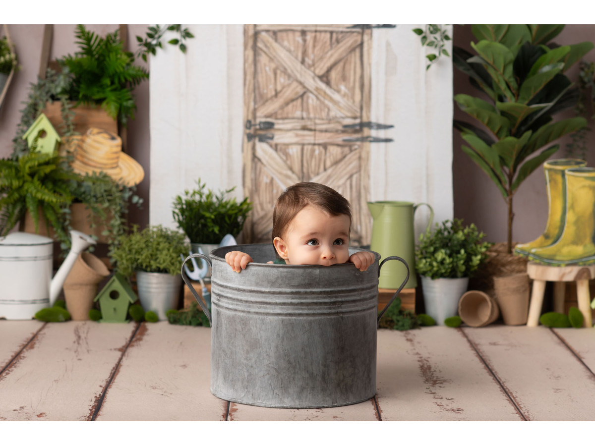 Fond photo bébé et smash cake Le Petit Jardinier – petit jardinier avec abri, plantes et bottes jaunes | Colors&Drops