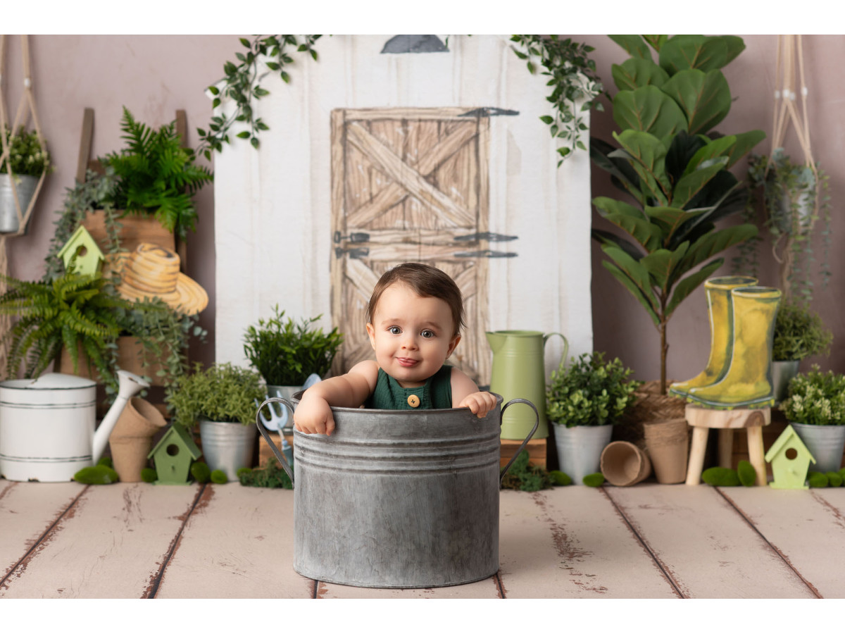 Fond photo bébé et smash cake Le Petit Jardinier – petit jardinier avec abri, plantes et bottes jaunes | Colors&Drops