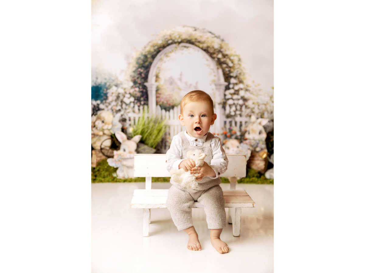 Easter photo backdrop Lapins du Jardin – plush bunnies in front of flowered arch and white gate | Colors&Drops