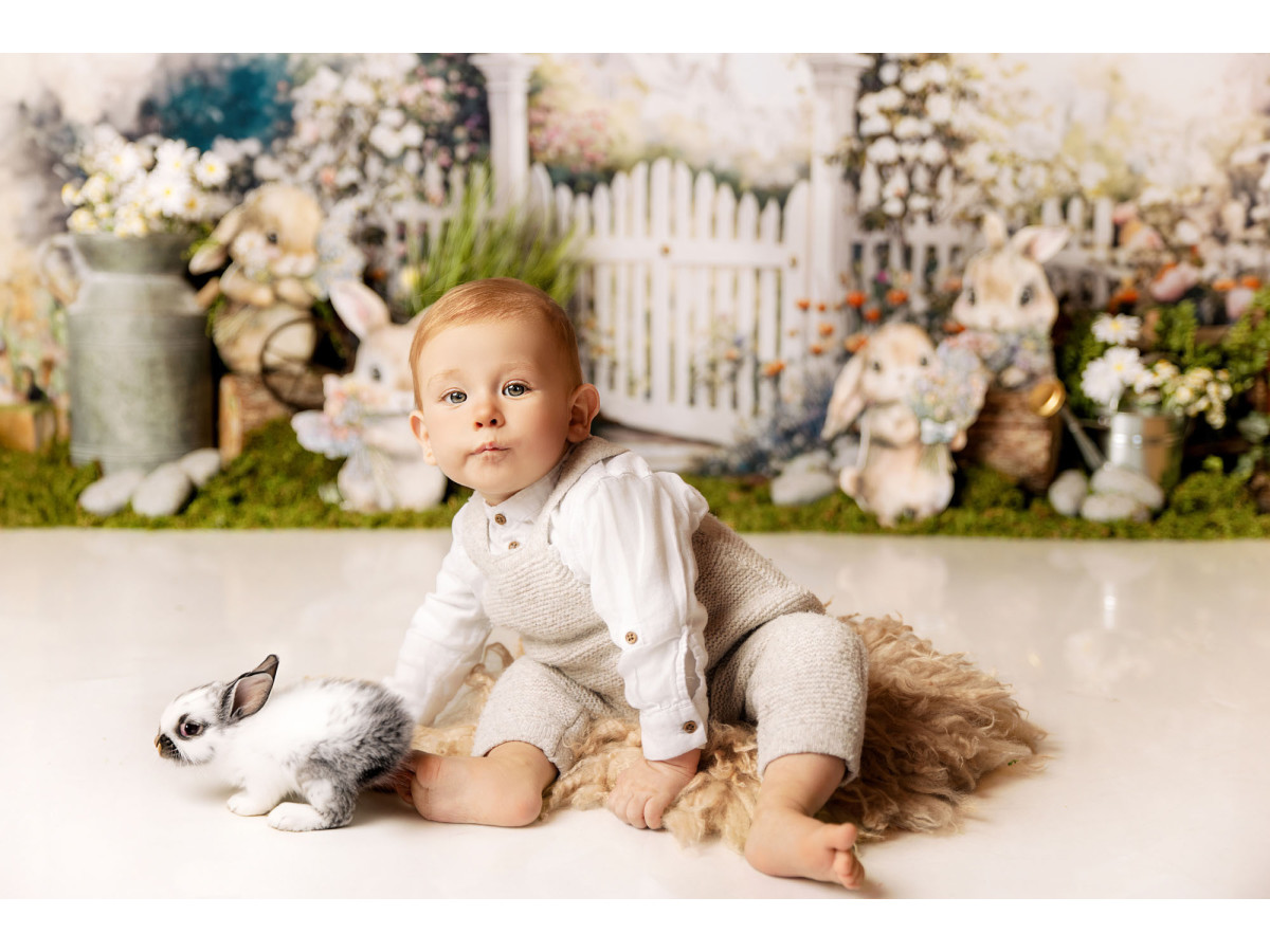 Easter photo backdrop Lapins du Jardin – plush bunnies in front of flowered arch and white gate | Colors&Drops