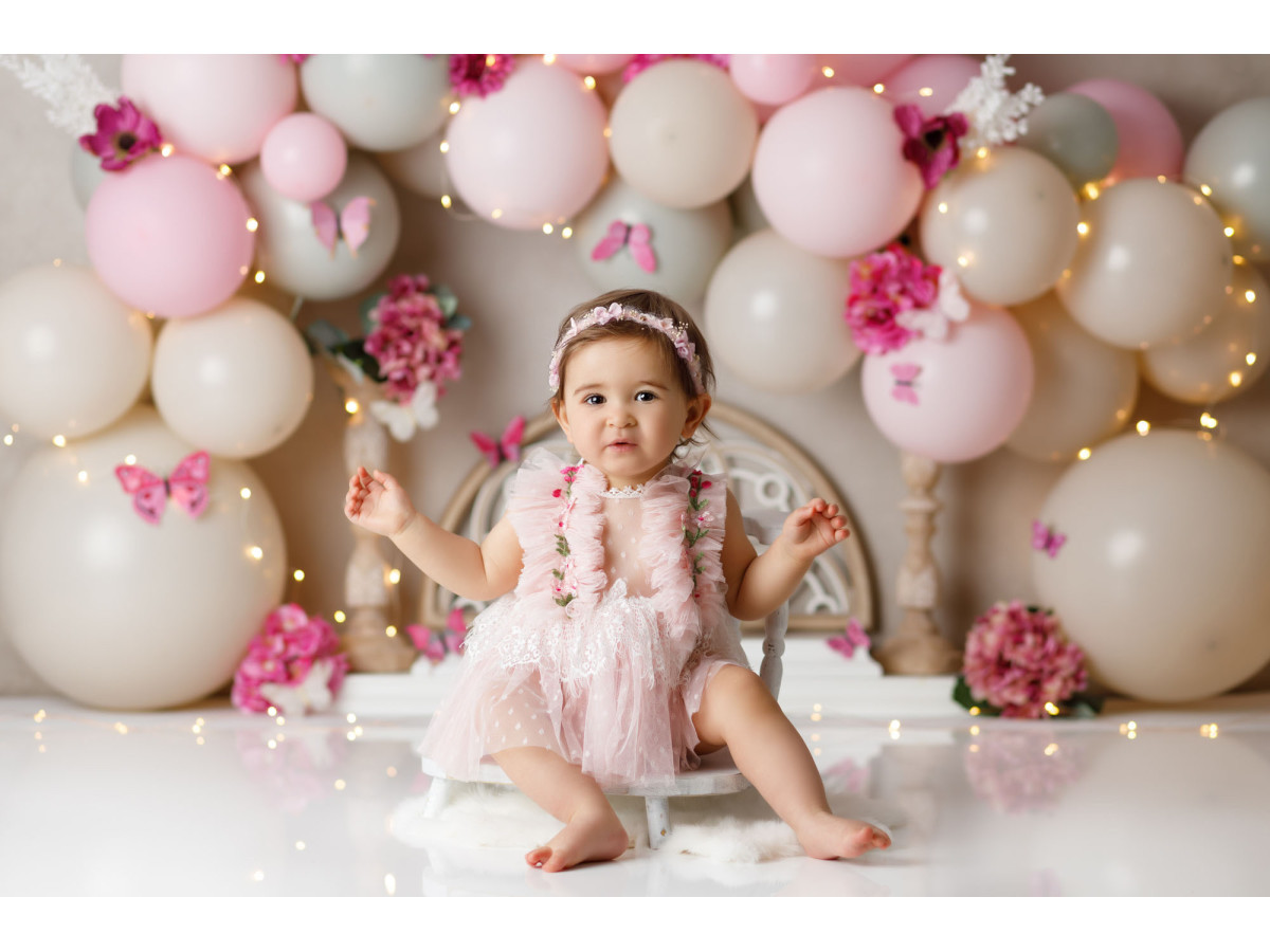 Fondo fotográfico de bebé y smash cake Maina – globos pastel con flores rosas y biombo de ratán | Colors&Drops