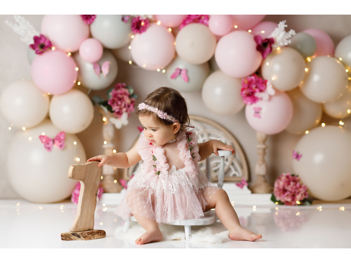 Fondo fotográfico de bebé y smash cake Maina – globos pastel con flores rosas y biombo de ratán | Colors&Drops