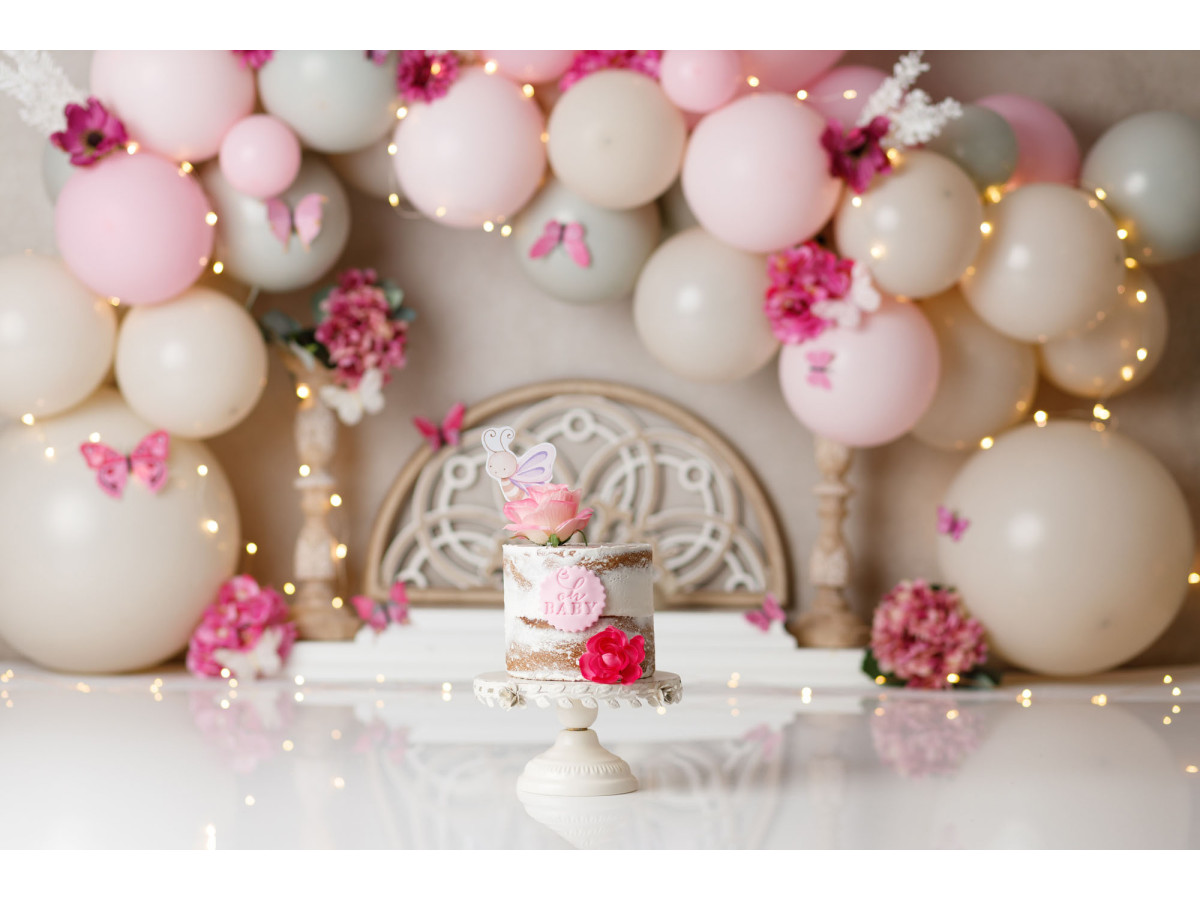 Fondo fotográfico de bebé y smash cake Maina – globos pastel con flores rosas y biombo de ratán | Colors&Drops