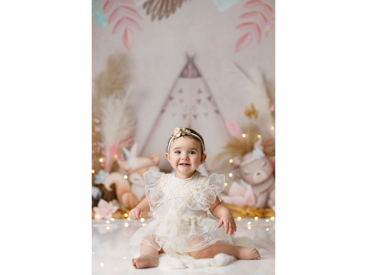 Fondo fotográfico de bebé y smash cake Spring Tipi – tipi con animales de peluche y hojas de palmera | Colors&Drops