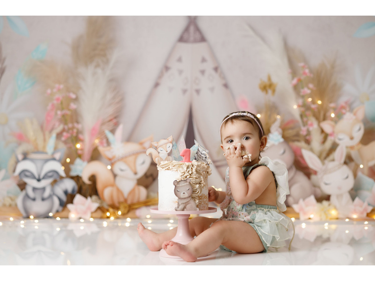 Fondo fotográfico de bebé y smash cake Spring Tipi – tipi con animales de peluche y hojas de palmera | Colors&Drops