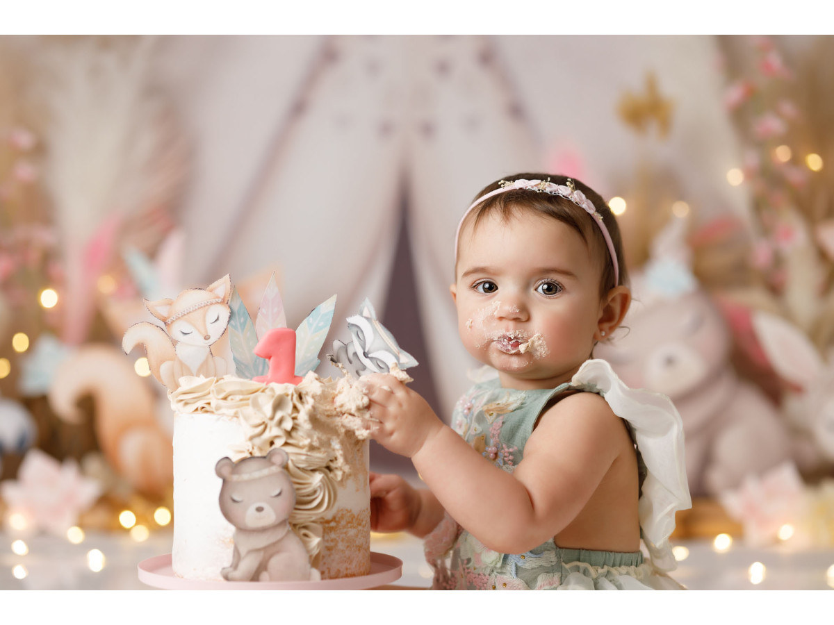 Fondo fotográfico de bebé y smash cake Spring Tipi – tipi con animales de peluche y hojas de palmera | Colors&Drops