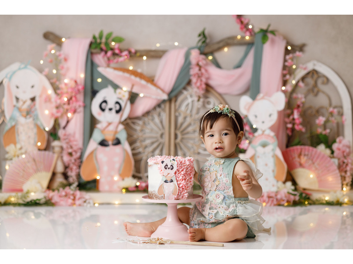 Fondo fotográfico de bebé y smash cake Panda Tea Time – animales de peluche con biombos y abanicos rosas | Colors&Drops