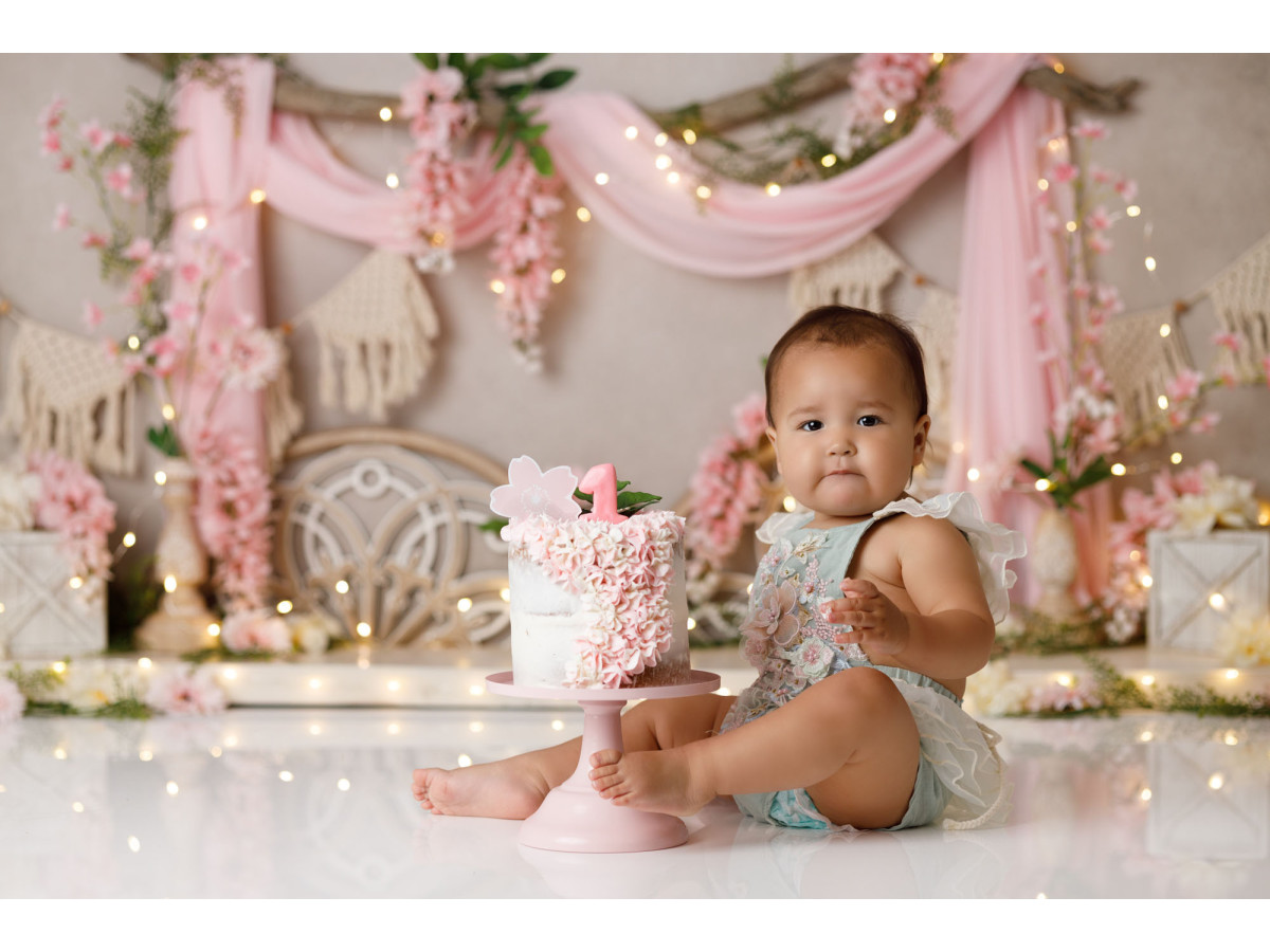 Fondo fotográfico de bebé y smash cake Hibiscus – drapeados rosas con hibiscos y banderines de macramé | Colors&Drops