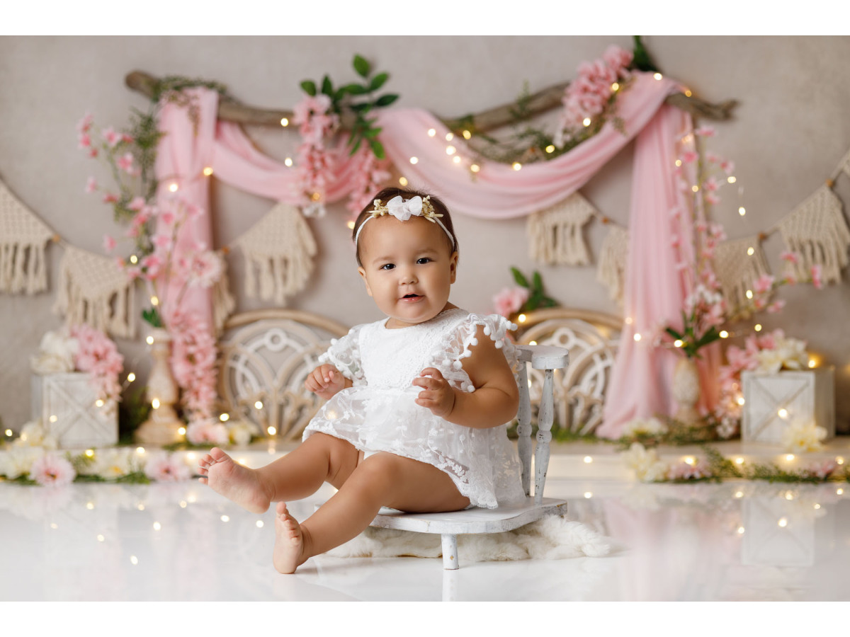 Fondo fotográfico de bebé y smash cake Hibiscus – drapeados rosas con hibiscos y banderines de macramé | Colors&Drops