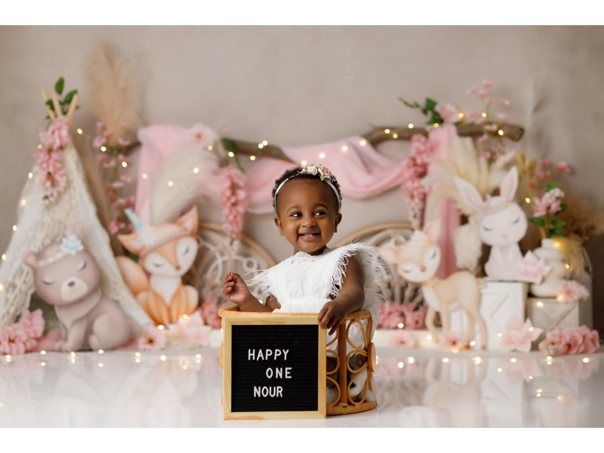Fondo fotográfico de bebé y smash cake Spring Boheme – animales del bosque de peluche con tipi y drapeados rosas | Colors&Drops