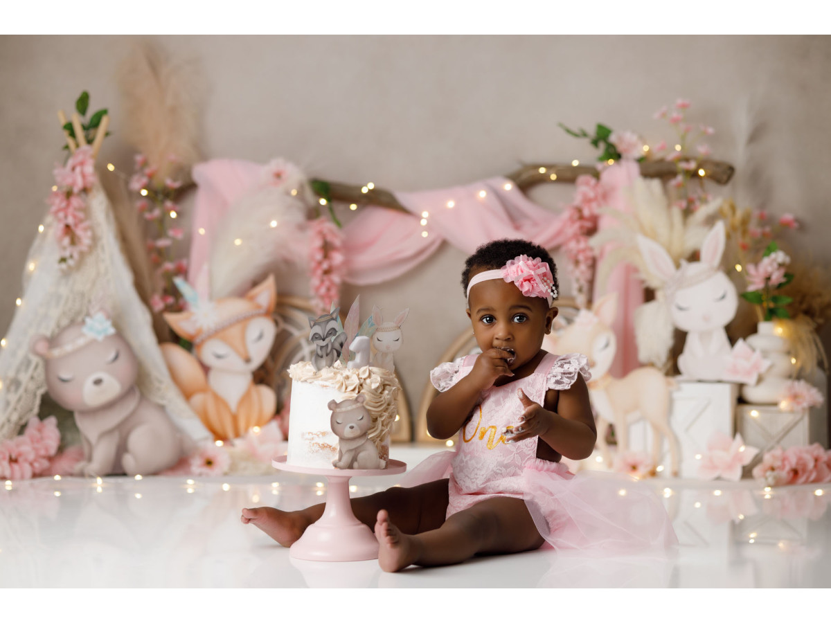 Fondo fotográfico de bebé y smash cake Spring Boheme – animales del bosque de peluche con tipi y drapeados rosas | Colors&Drops