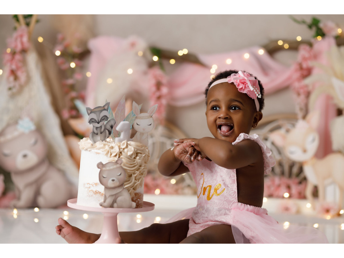 Fondo fotográfico de bebé y smash cake Spring Boheme – animales del bosque de peluche con tipi y drapeados rosas | Colors&Drops