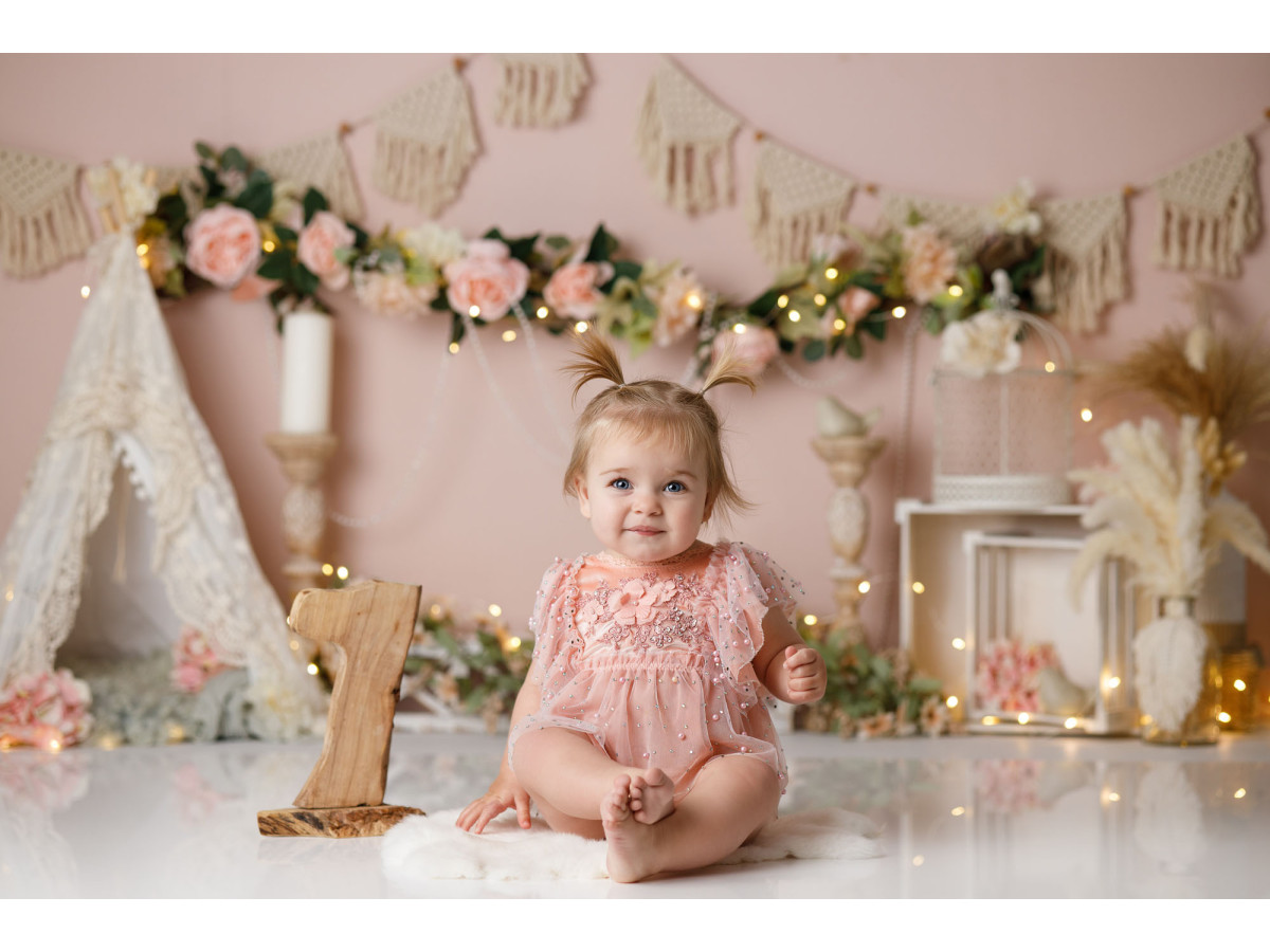 Fondo fotográfico de bebé y smash cake Boho Dentelle – decorado bohemio de encaje con tipi y guirnalda floral | Colors&Drops
