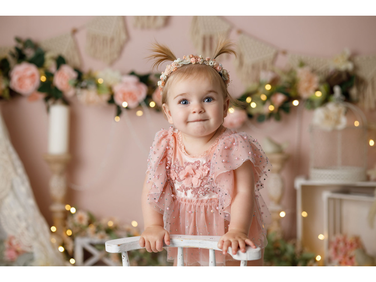 Fondo fotográfico de bebé y smash cake Boho Dentelle – decorado bohemio de encaje con tipi y guirnalda floral | Colors&Drops