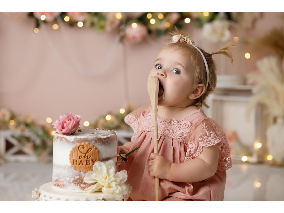 Fondo fotográfico de bebé y smash cake Boho Dentelle – decorado bohemio de encaje con tipi y guirnalda floral | Colors&Drops