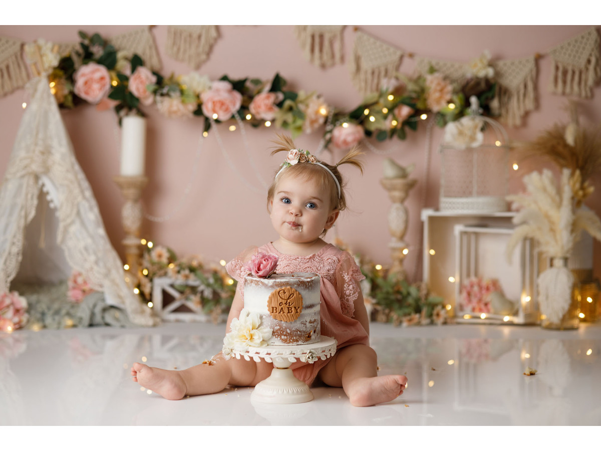 Fondo fotográfico de bebé y smash cake Boho Dentelle – decorado bohemio de encaje con tipi y guirnalda floral | Colors&Drops