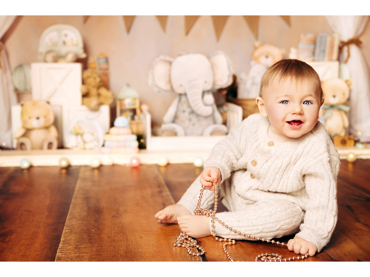 Fond photo bébé et smash cake Chambre D'Enfant – chambre d'enfant avec éléphant et ours en peluche | Colors&Drops