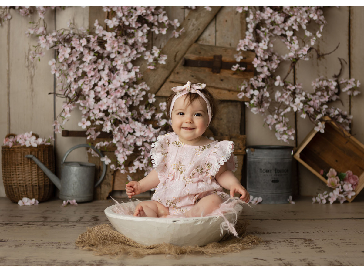 Fondo fotográfico de bebé y smash cake Porte des Cerises – puerta de madera con ramas de cerezo en flor | Colors&Drops