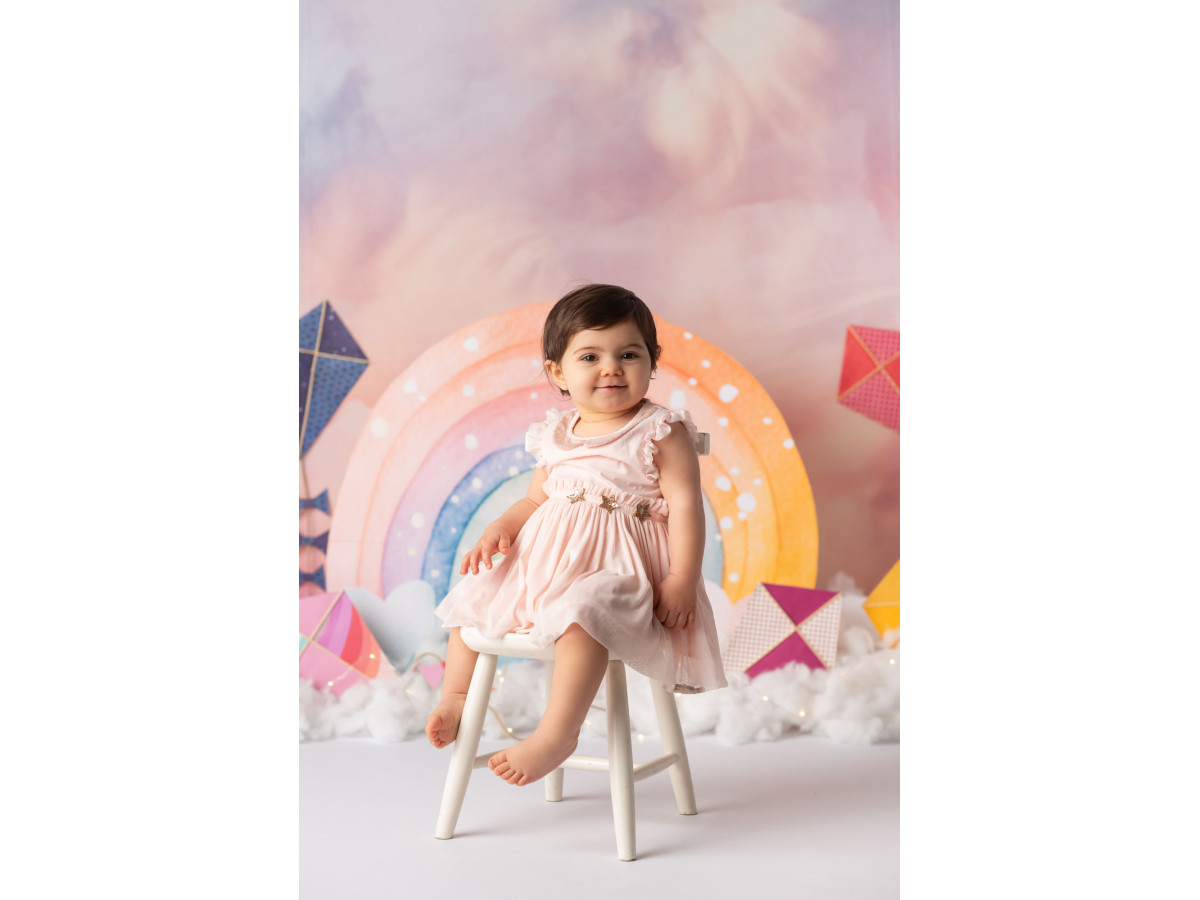 Fondo fotográfico de bebé y smash cake Rainbow Kites – arcoíris y cometas sobre fondo de acuarela | Colors&Drops