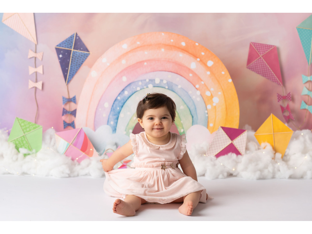 Fondo fotográfico de bebé y smash cake Rainbow Kites – arcoíris y cometas sobre fondo de acuarela | Colors&Drops