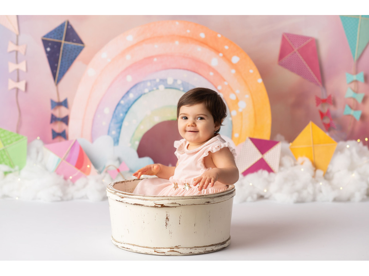Fondo fotográfico de bebé y smash cake Rainbow Kites – arcoíris y cometas sobre fondo de acuarela | Colors&Drops