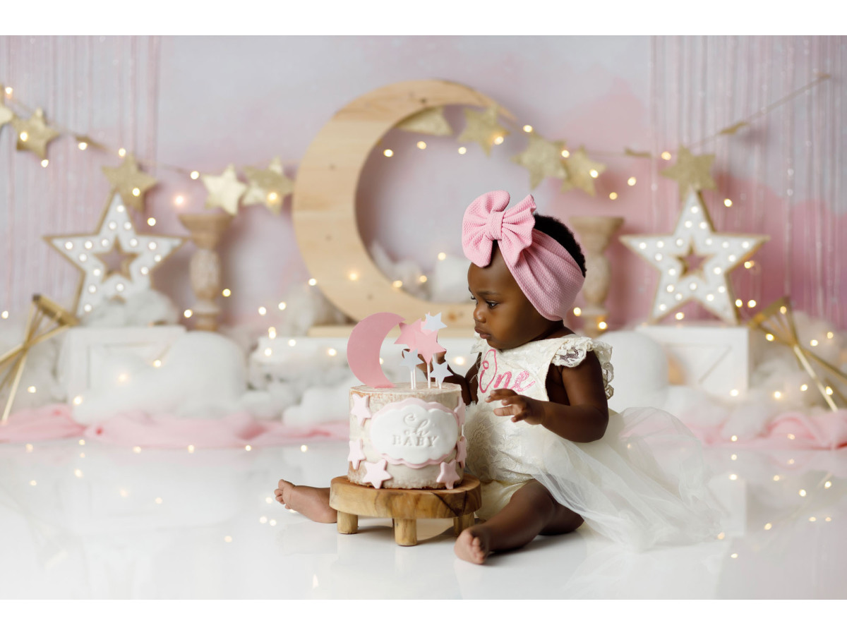 Fond photo bébé et smash cake Lune Rose – lune dorée et étoiles avec rideau argenté | Colors&Drops
