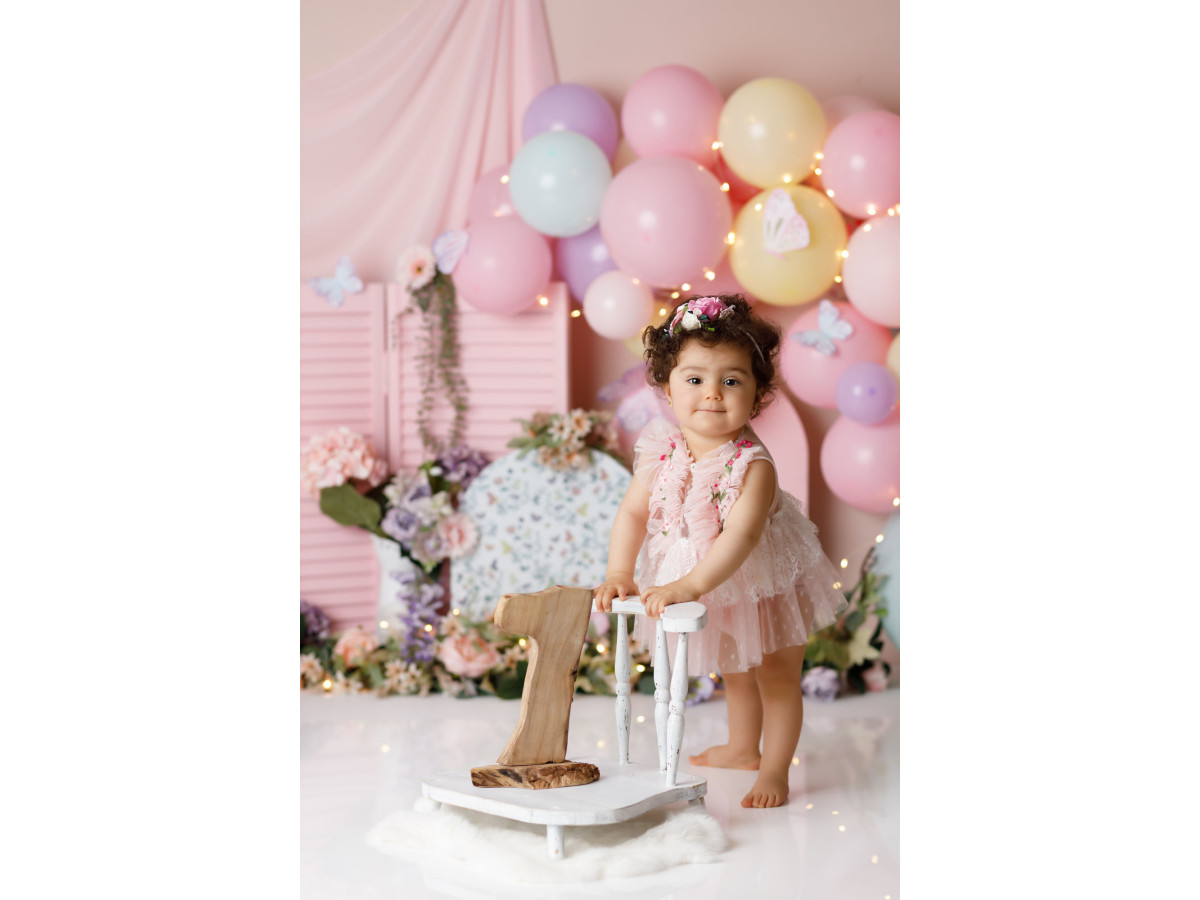 Fond photo bébé et smash cake Jardinet – jardinet avec paravent, ballons et fleurs | Colors&Drops