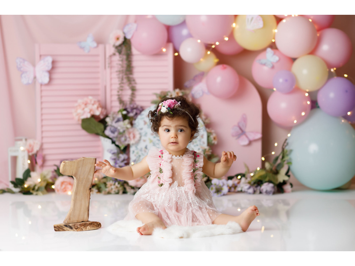 Fond photo bébé et smash cake Jardinet – jardinet avec paravent, ballons et fleurs | Colors&Drops