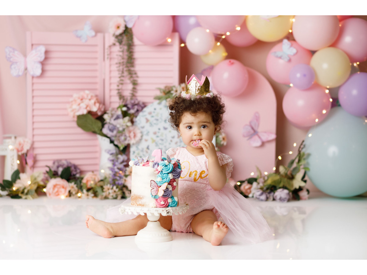 Fond photo bébé et smash cake Jardinet – jardinet avec paravent, ballons et fleurs | Colors&Drops