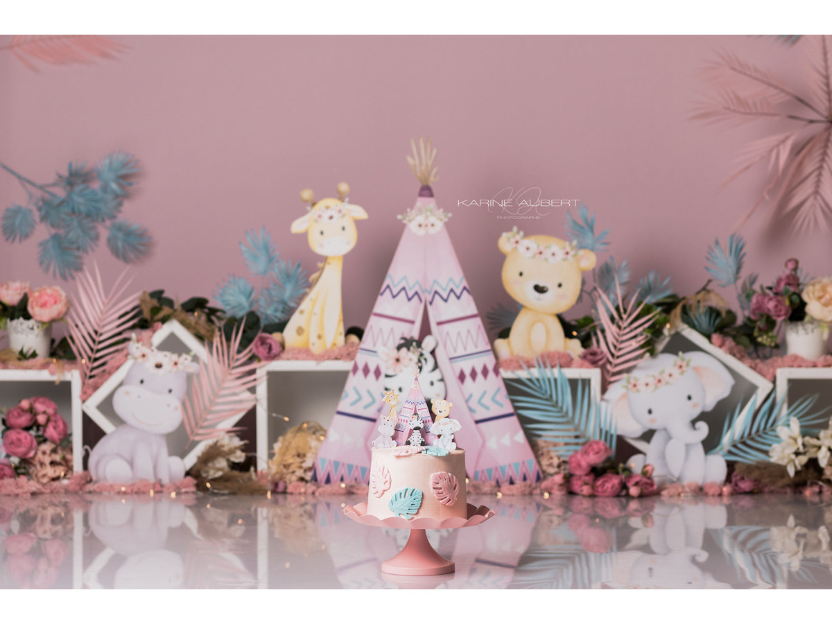 Fond photo bébé et smash cake Jungle Girly – tipi et animaux de la jungle en peluche sur fond rose | Colors&Drops