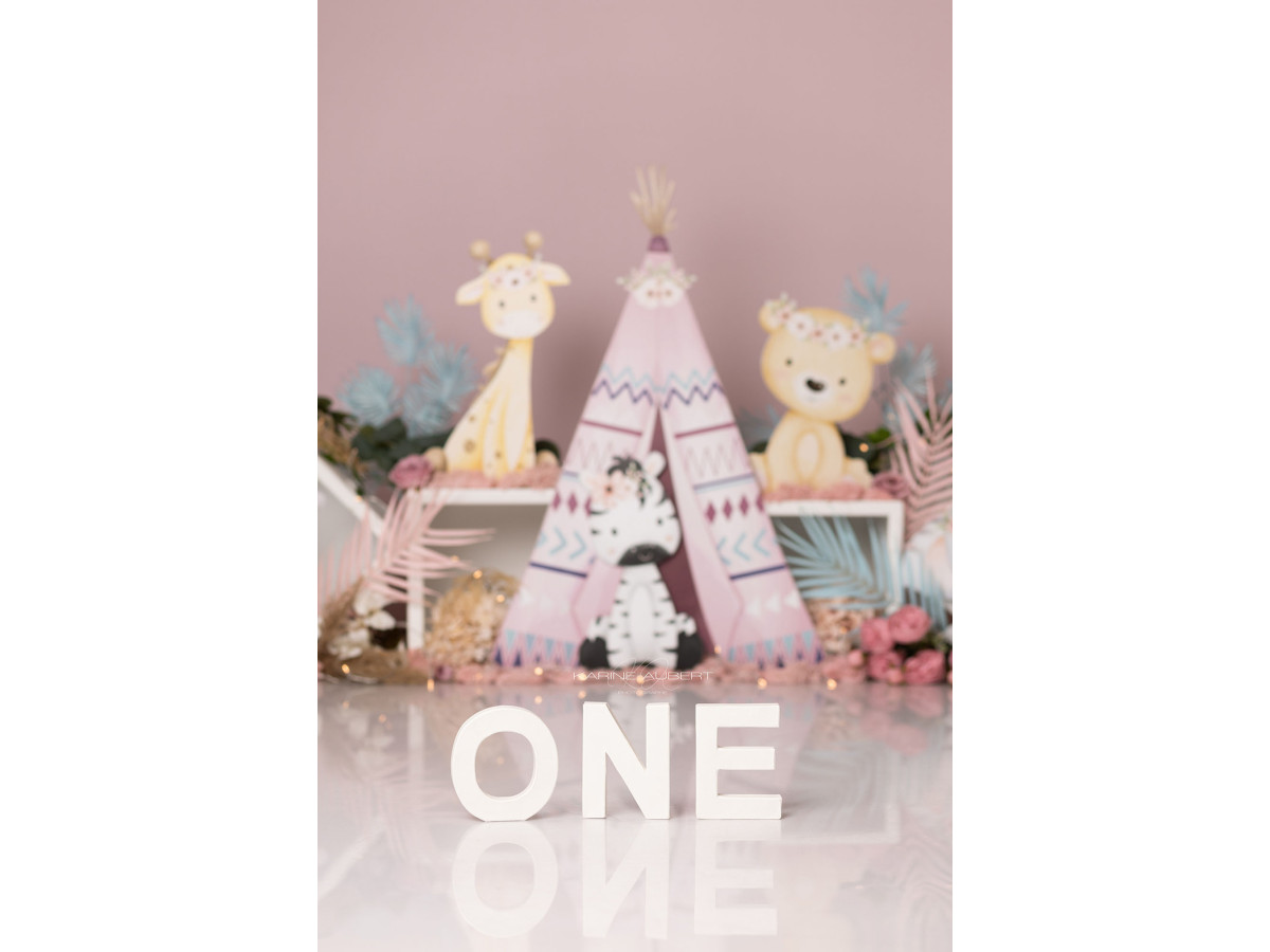Fond photo bébé et smash cake Jungle Girly – tipi et animaux de la jungle en peluche sur fond rose | Colors&Drops