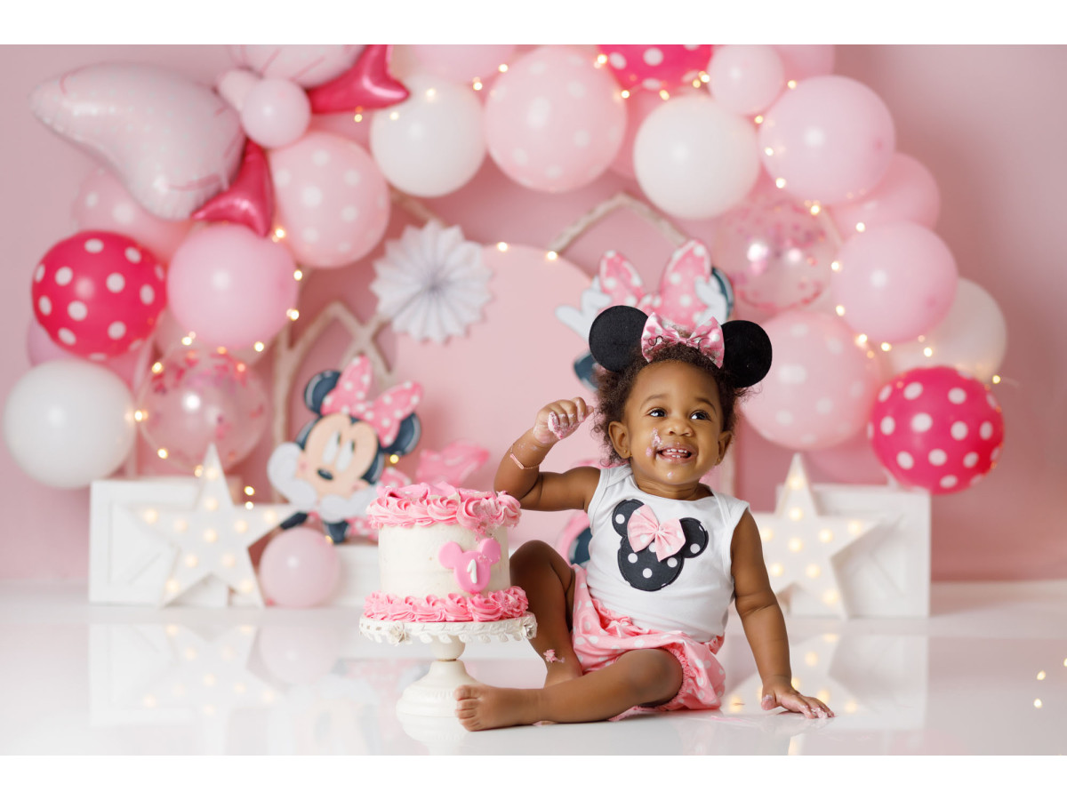 Fondo fotográfico de bebé y smash cake Minie Ballons – globos rosas y rojos de lunares con arcos y estrellas | Colors&Drops